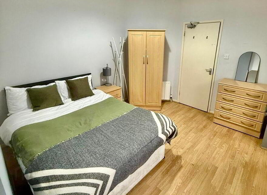2 Lisburn Avenue, Room 2, Belfast, BT9 7FX