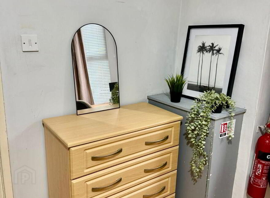 2 Lisburn Avenue, Room 2, Belfast, BT9 7FX