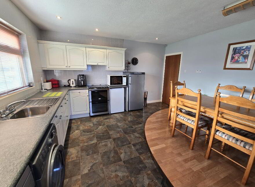 16 Bushfoot Drive, Portballintrae, Bushmills, BT57 8YW