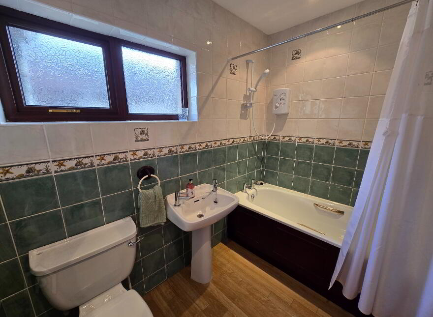 16 Bushfoot Drive, Portballintrae, Bushmills, BT57 8YW