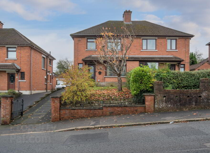 34 Lyndhurst Gardens, Belfast, BT13 3PH photo