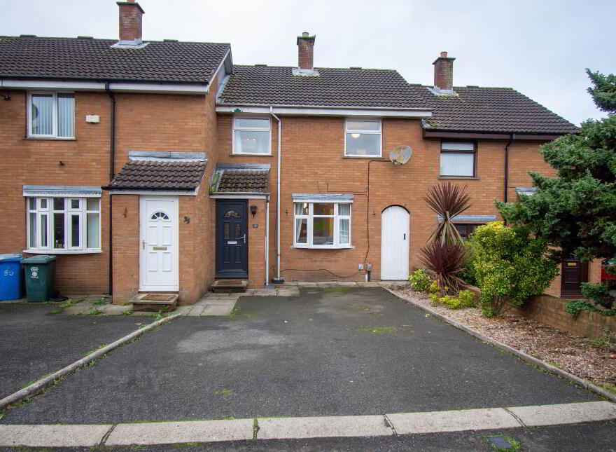 37 Hilden Court, Lisburn, BT27 4YL photo