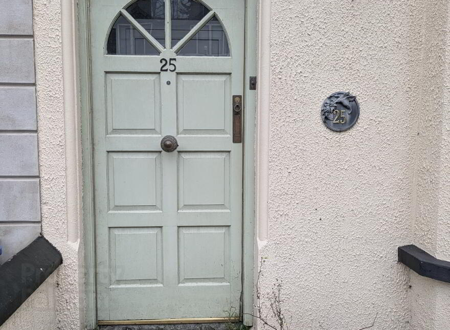 Room 1, 25 The Roddens, Larne, BT40 1QX photo