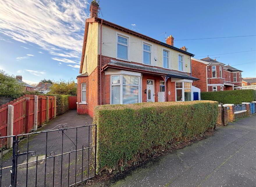 28 Ophir Gardens, Belfast, BT15 5EP photo