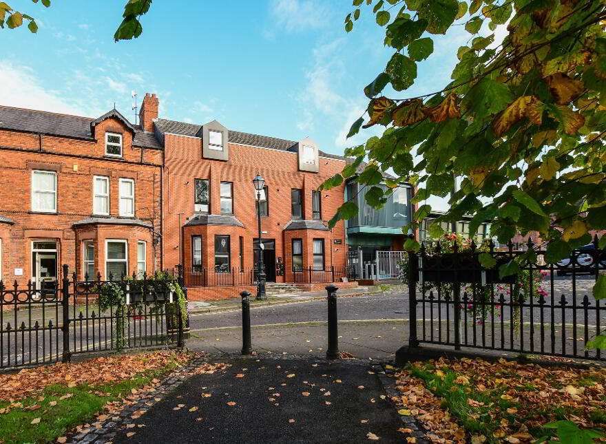 Apt 1, 6 Crescent Gardens, Queens Quarter, Belfast, BT7 1NS photo