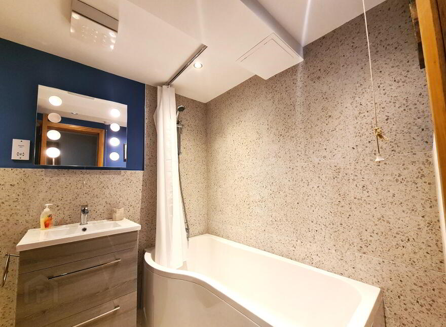 Holiday Let, 8 Peninsula Apartments, Portrush, BT56 8AB