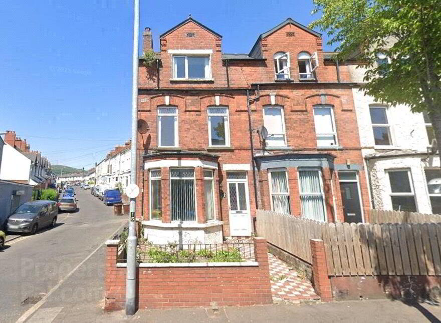 81 Ballygomartin Road, Belfast, BT13 3LB photo