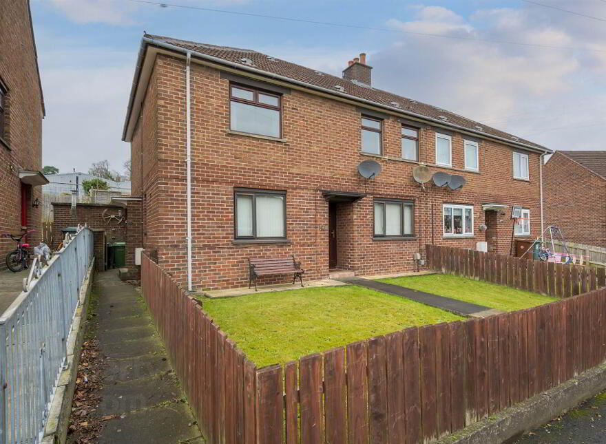 36 Lawnmount Crescent, Lisburn, BT27 4TT photo