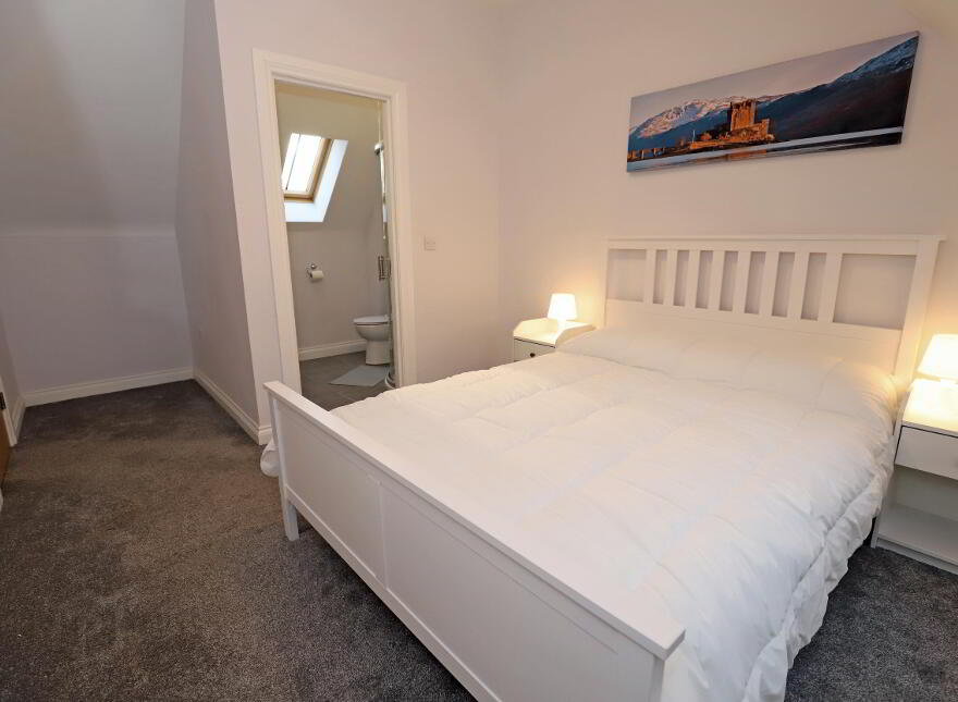 SHORT TERM LET, Meeting Street, Hillsborough, BT26 6GP
