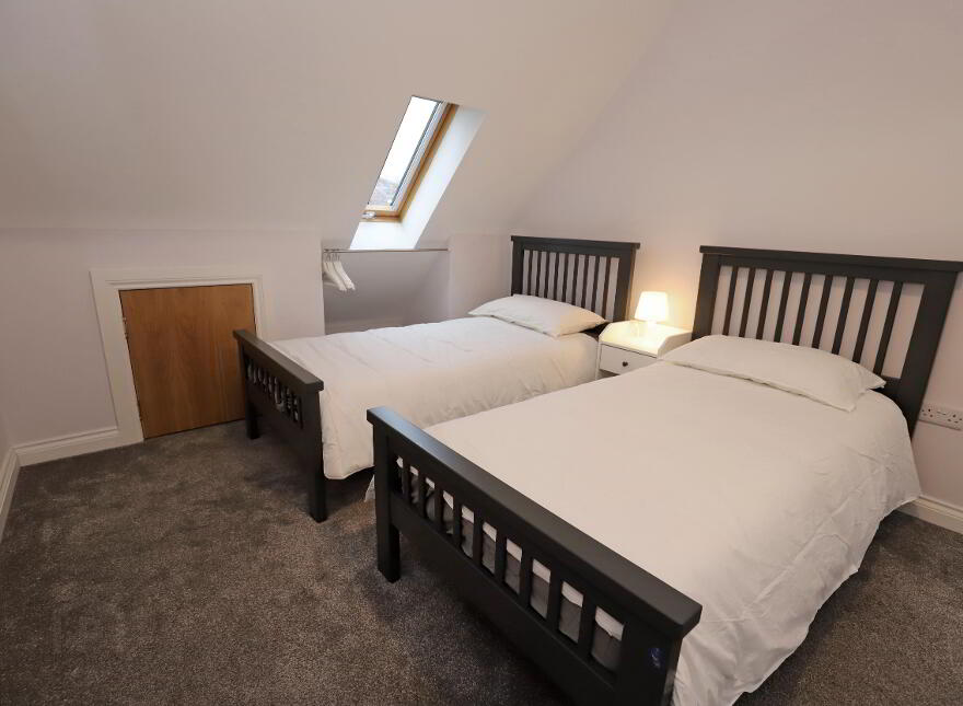 SHORT TERM LET, Meeting Street, Hillsborough, BT26 6GP