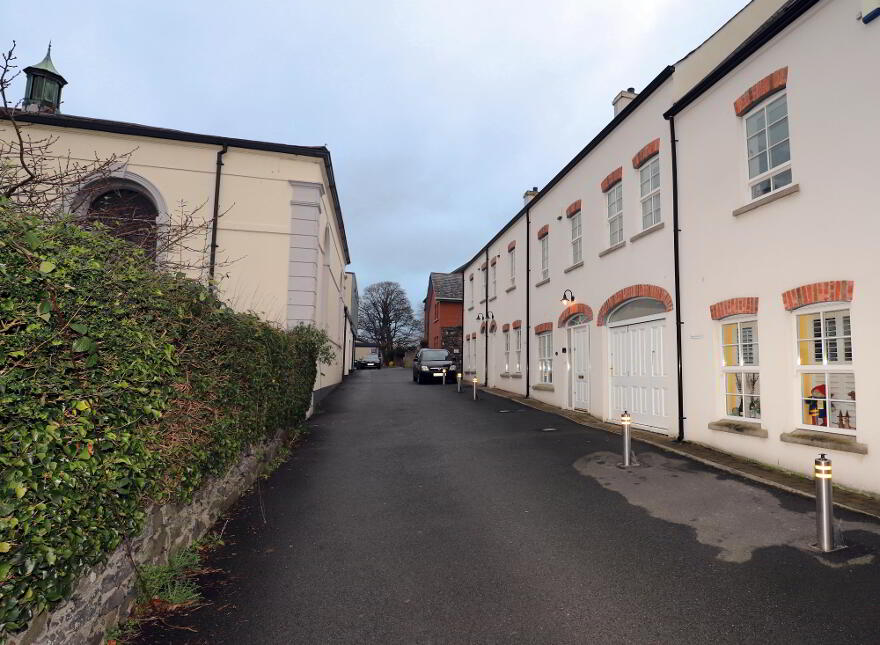 SHORT TERM LET, Meeting Street, Hillsborough, BT26 6GP