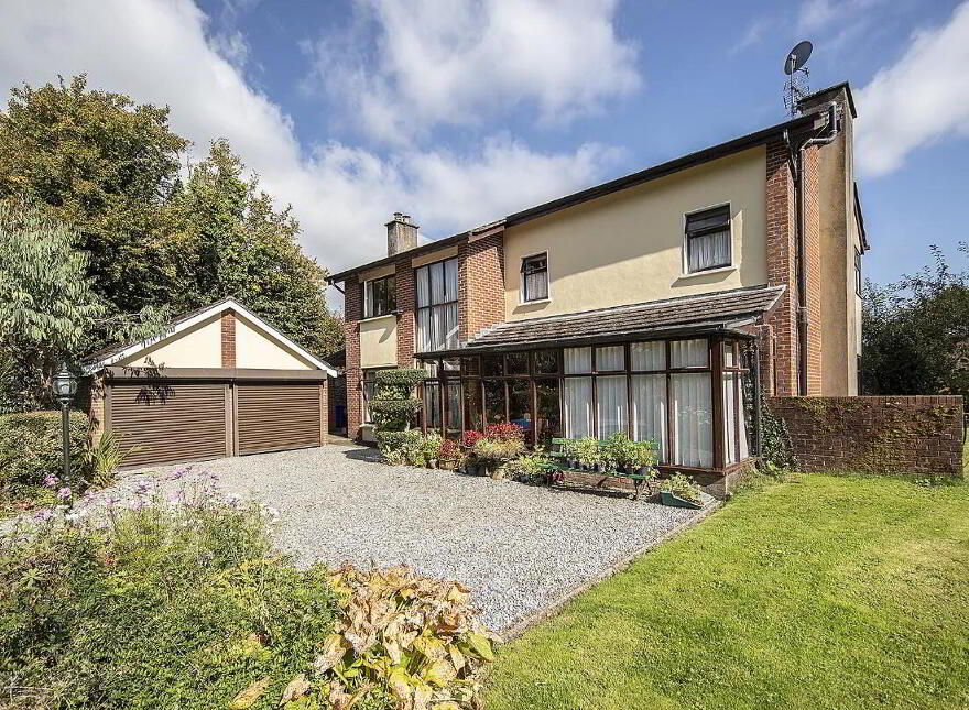 Linden, North Mall, Lismore, P51YW63