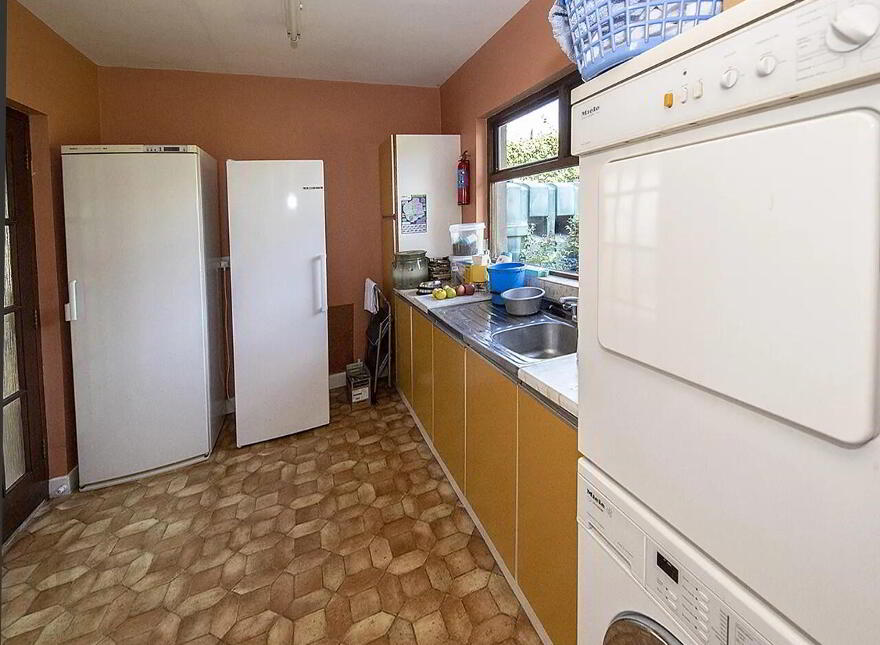 Linden, North Mall, Lismore, P51YW63