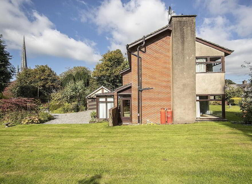 Linden, North Mall, Lismore, P51YW63