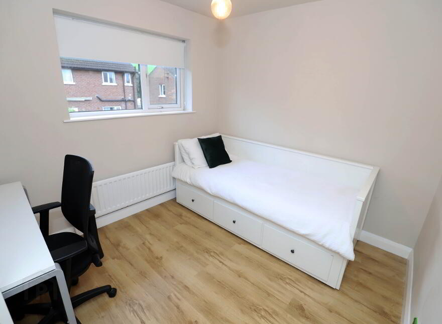 SHORT TERM RENTAL, 14 Knocknagoney Gardens, Belfast, BT4 2QA