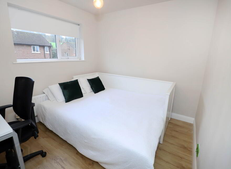 SHORT TERM RENTAL, 14 Knocknagoney Gardens, Belfast, BT4 2QA