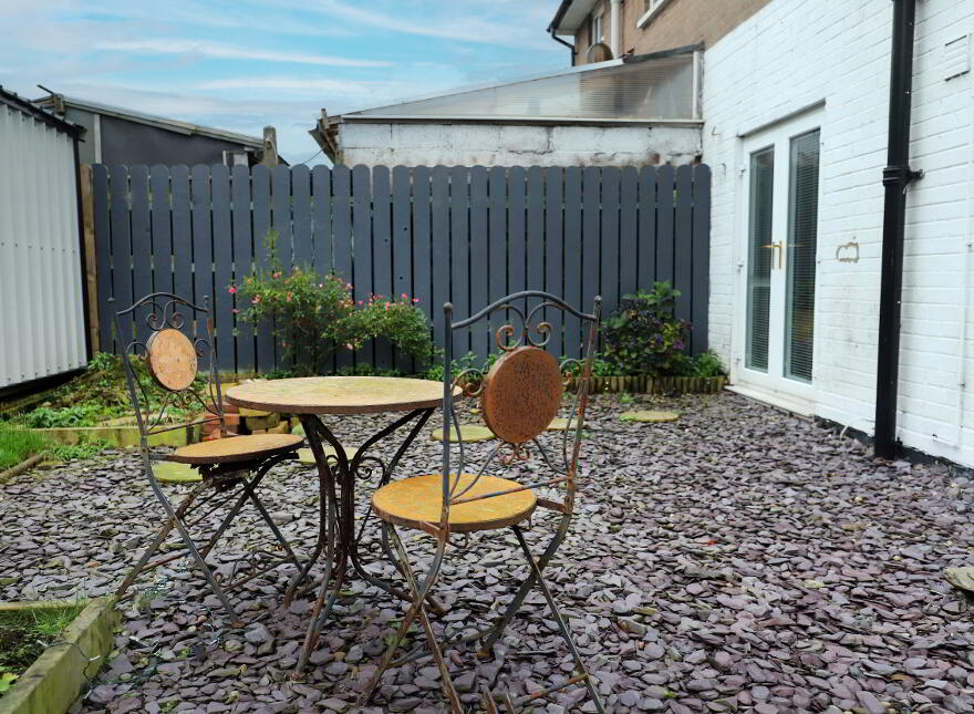 SHORT TERM RENTAL, 14 Knocknagoney Gardens, Belfast, BT4 2QA
