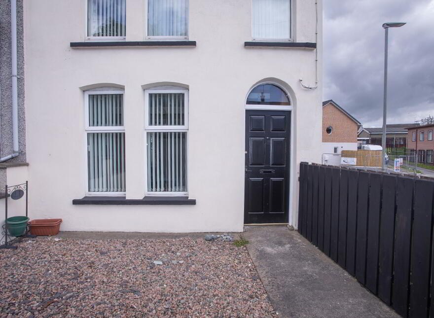 12 Crossgar Rd, Ballynahinch, BT24 8EN