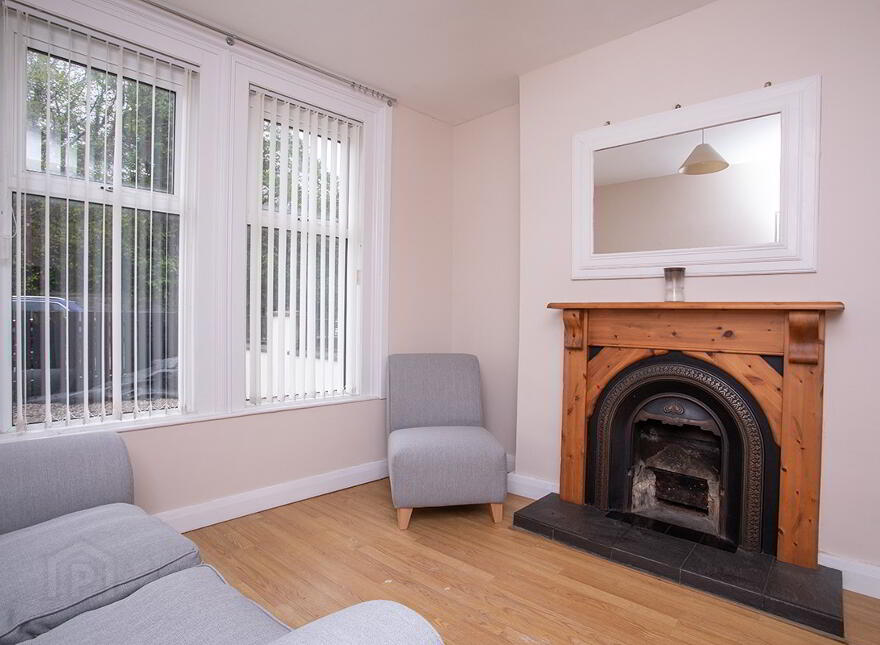 12 Crossgar Rd, Ballynahinch, BT24 8EN