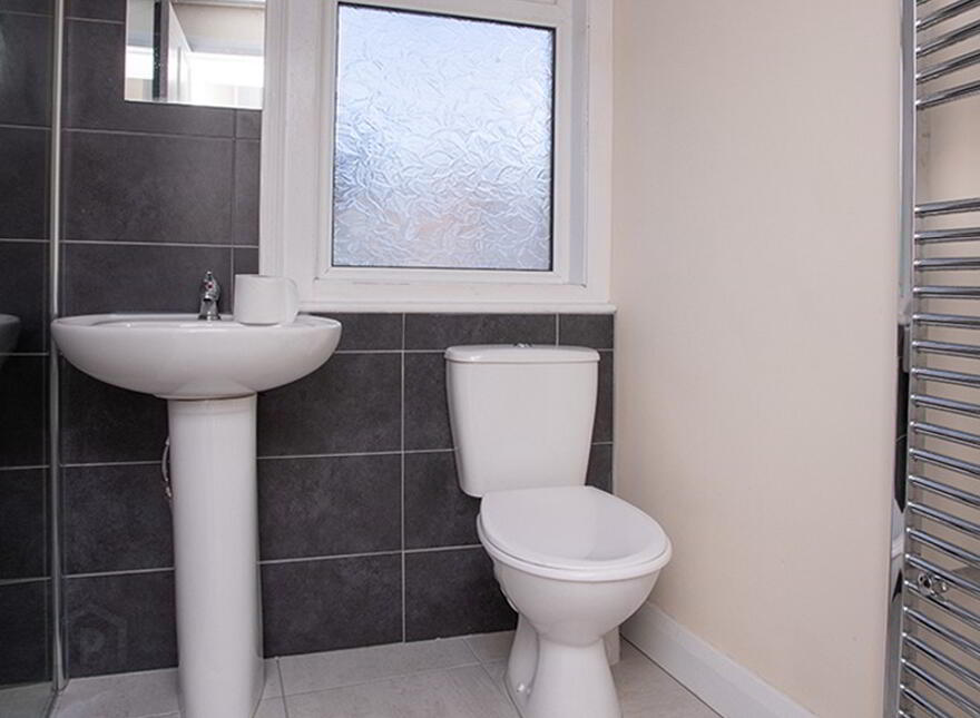 12 Crossgar Rd, Ballynahinch, BT24 8EN