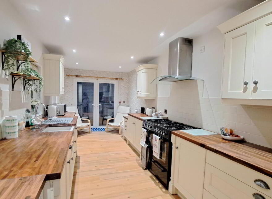 Rm 3, 57 Ponsonby Avenue, Belfast, BT15 2LS