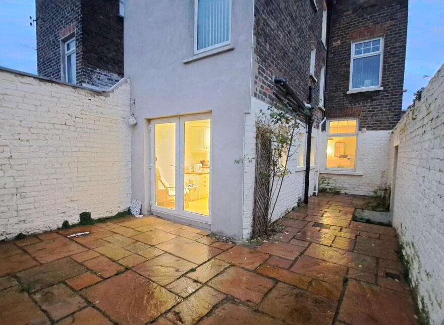Rm 3, 57 Ponsonby Avenue, Belfast, BT15 2LS