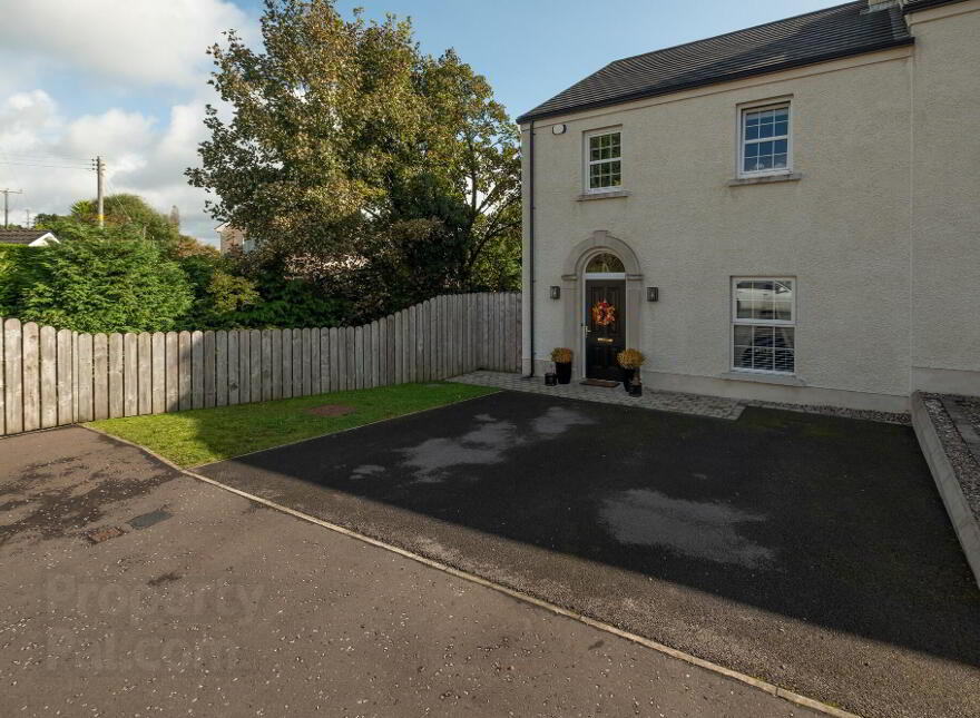 29 Loughshore Manor, Enniskillen, BT74 5JU photo