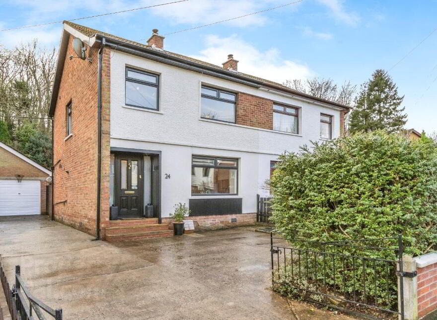 24 Glenshesk Park, Dunmurry, Belfast, BT17 9BA photo