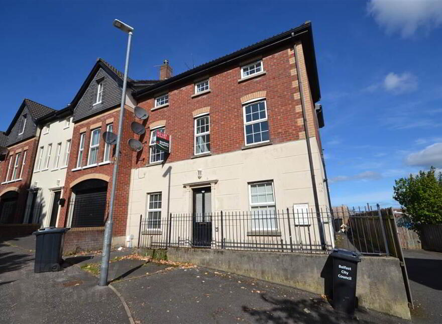 15 St Marys Gardens, Belfast, BT12 7LG photo