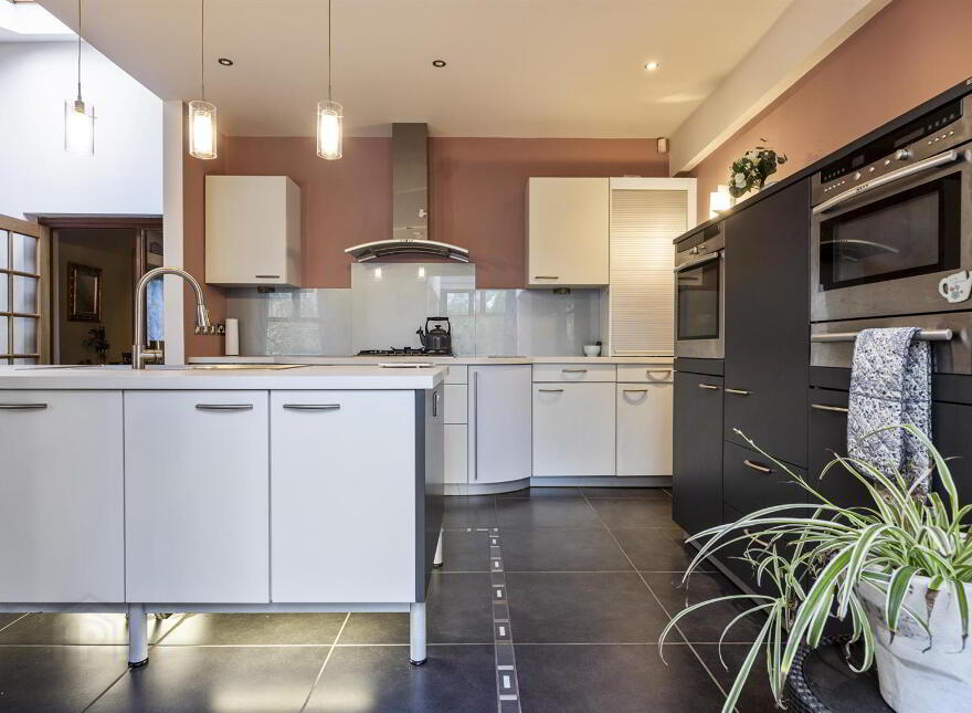 104 Balmoral Avenue, Belfast, BT9 6NZ