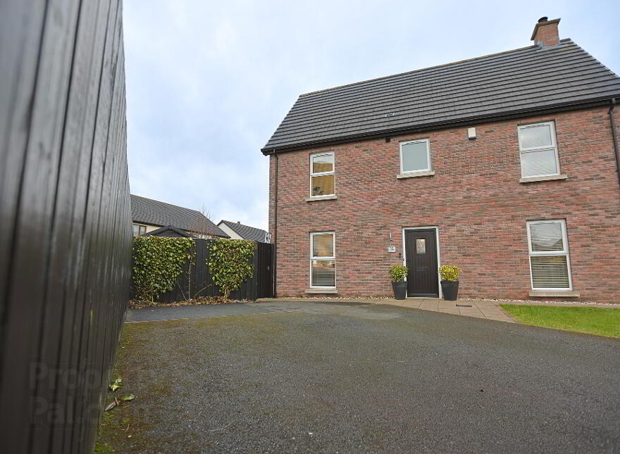 32 Nicholson Green, Donaghcloney, Craigavon, BT66 7UY photo