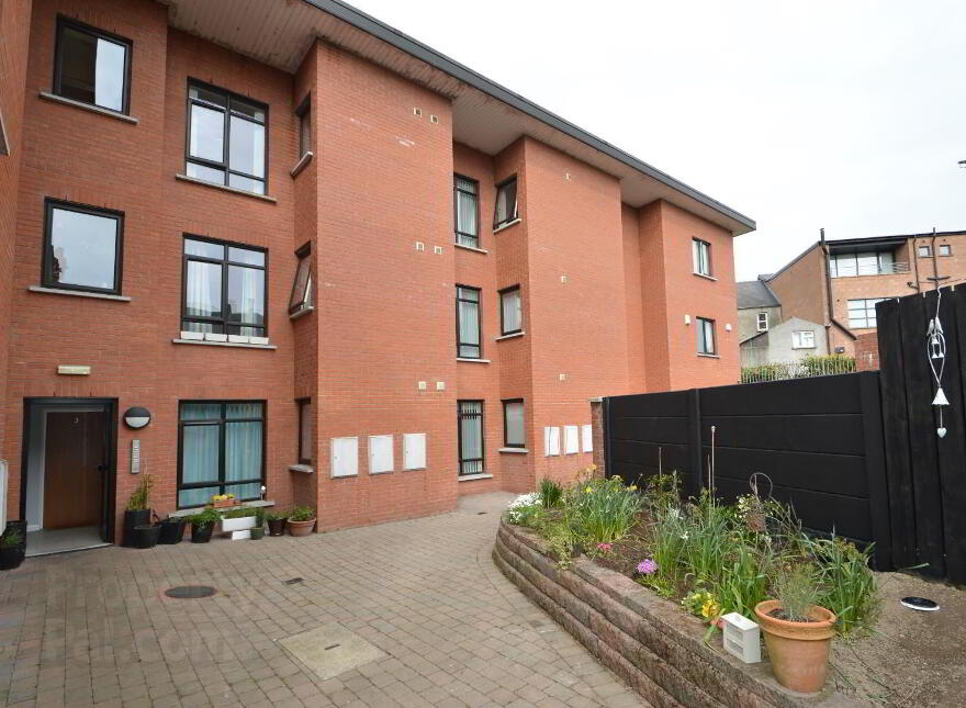 Apt 2, 39 Dundela Crescent, Belfast, BT4 3BN photo