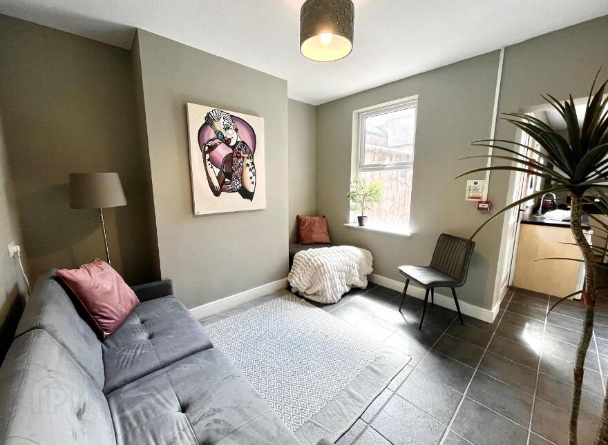 Room 3, 14 Beechmount Street, Belfast, BT12 7NG
