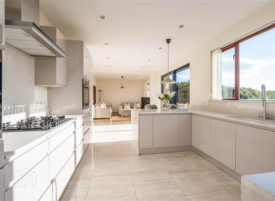 8 Royal Lodge Mews, Off Purdysburn Road, Belfast, BT8 7YT