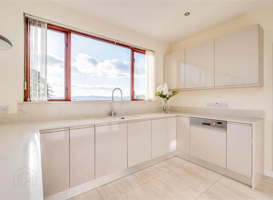 8 Royal Lodge Mews, Off Purdysburn Road, Belfast, BT8 7YT