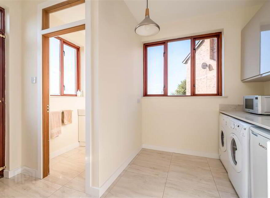 8 Royal Lodge Mews, Off Purdysburn Road, Belfast, BT8 7YT