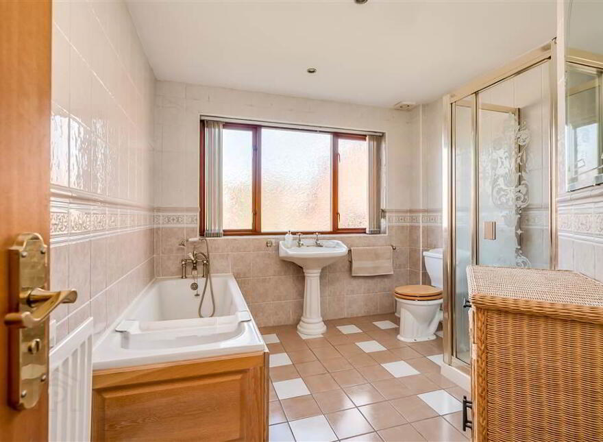 8 Royal Lodge Mews, Off Purdysburn Road, Belfast, BT8 7YT
