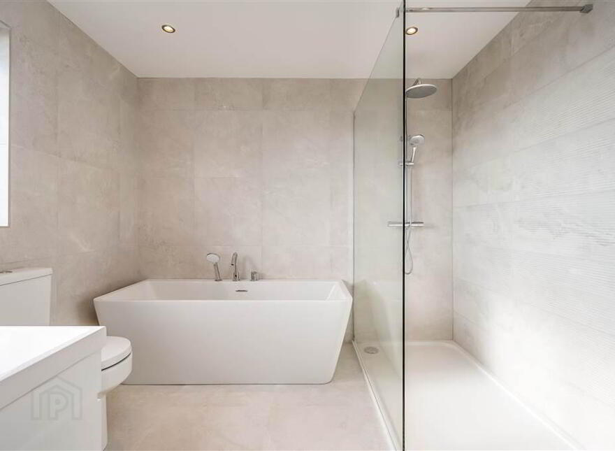 8 Royal Lodge Mews, Off Purdysburn Road, Belfast, BT8 7YT