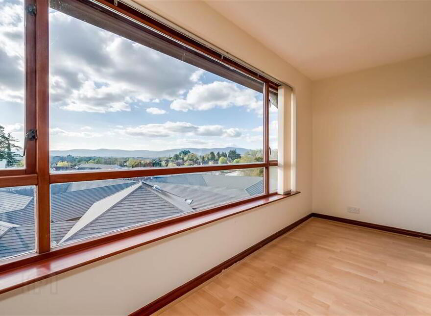 8 Royal Lodge Mews, Off Purdysburn Road, Belfast, BT8 7YT