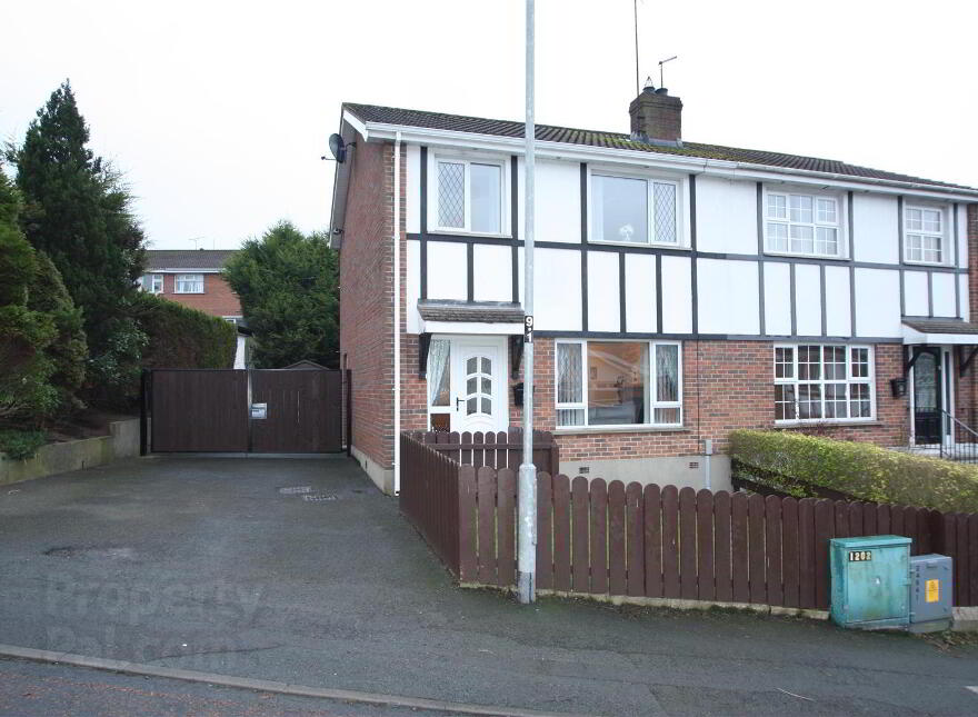 2 Tudor Oaks, Ballynahinch, BT24 8YP photo