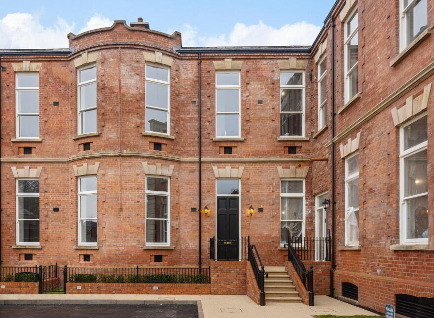 20 Ishbel Gardens, Belvoir Park, Shaw's Bridge, Belfast, BT8 8FT photo