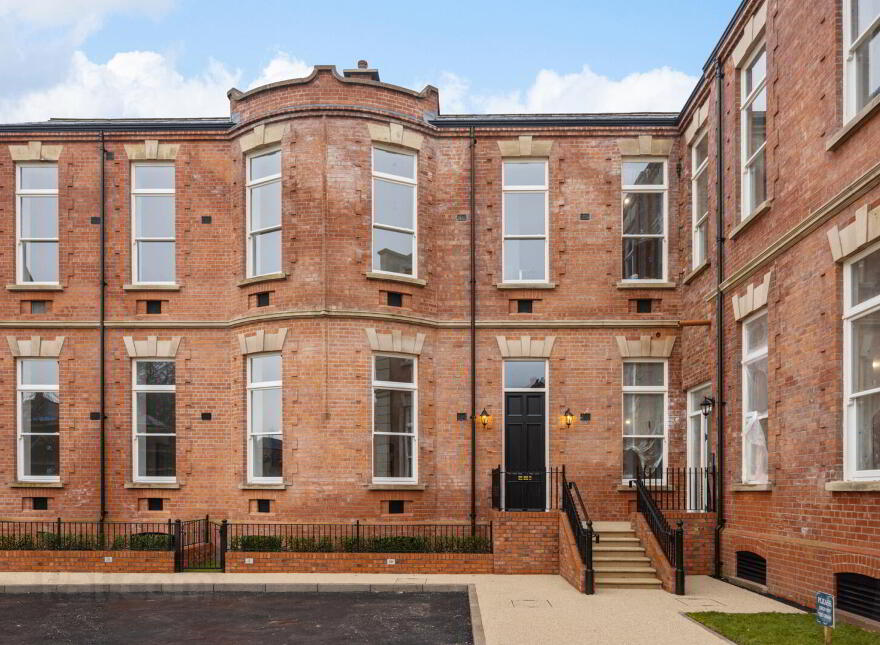 20 Ishbel Gardens, Belvoir Park, Shaw's Bridge, Belfast, BT8 8FT photo