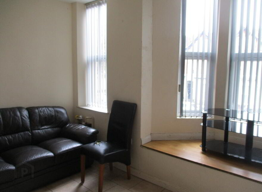 Upstairs Apartment, 68B University Avenue, Queens Quarter, Belfast, BT7 1GY