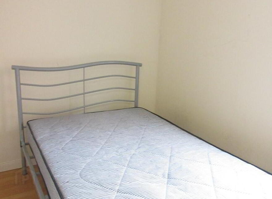 Upstairs Apartment, 68B University Avenue, Queens Quarter, Belfast, BT7 1GY