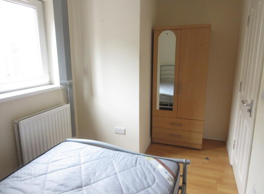 Upstairs Apartment, 68B University Avenue, Queens Quarter, Belfast, BT7 1GY