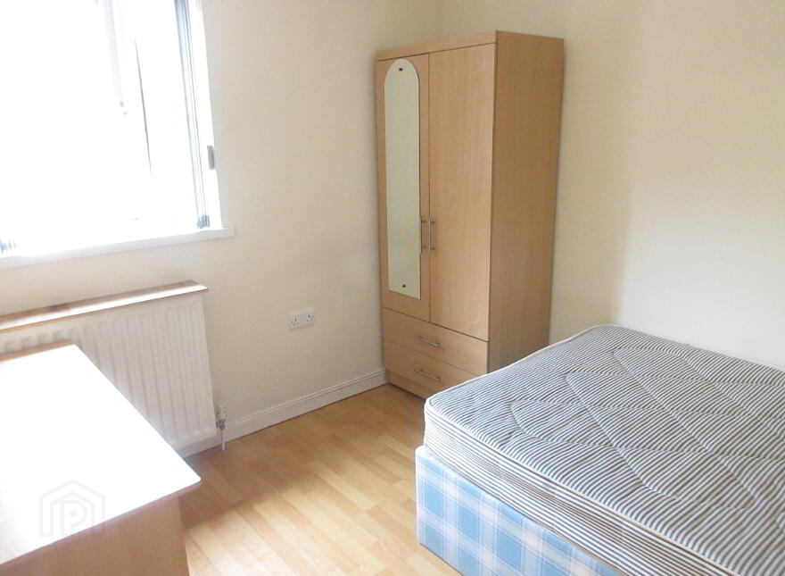 Upstairs Apartment, 68B University Avenue, Queens Quarter, Belfast, BT7 1GY