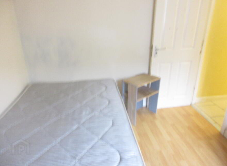 Upstairs Apartment, 68B University Avenue, Queens Quarter, Belfast, BT7 1GY