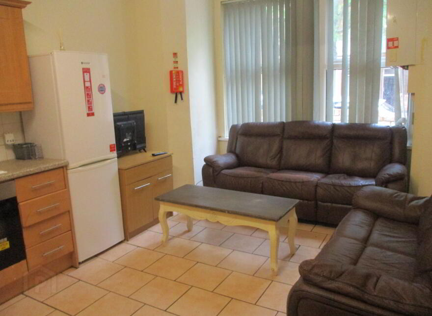 Great Apartment, 79a University Avenue, Belfast, BT7 1GX