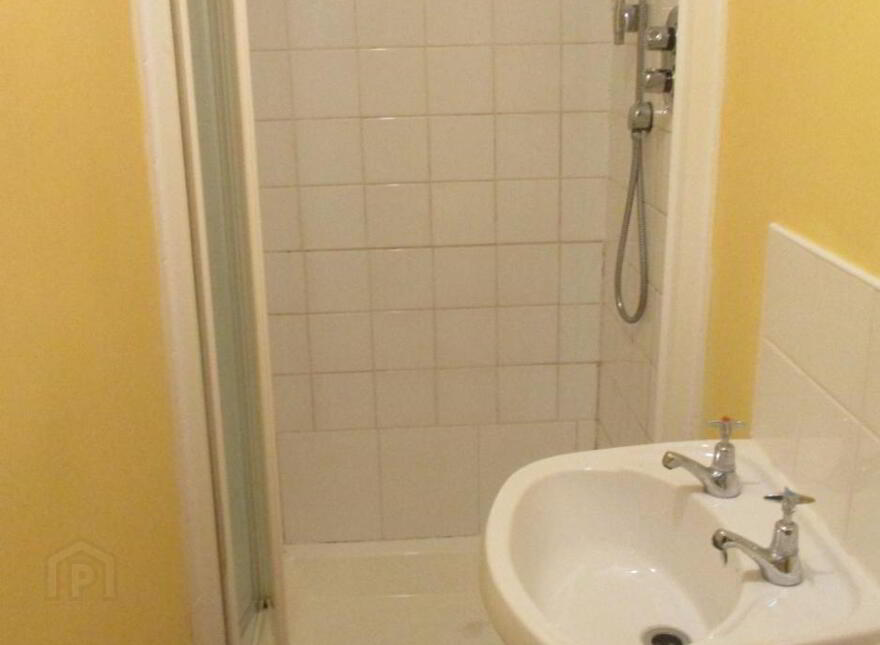 Great Apartment, 79a University Avenue, Belfast, BT7 1GX