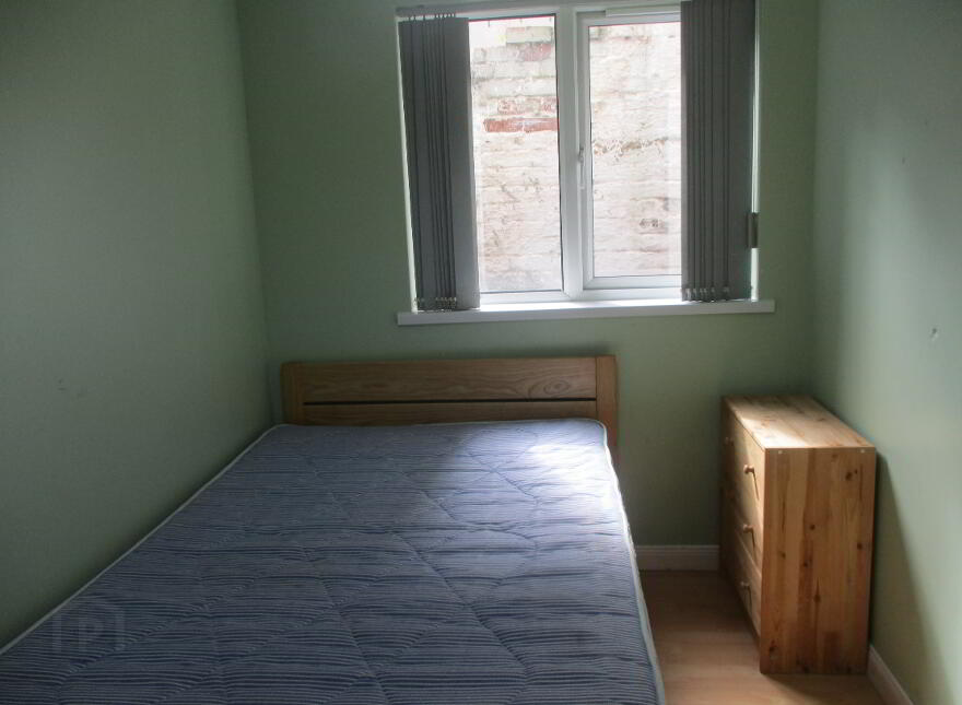 Great Apartment, 79a University Avenue, Belfast, BT7 1GX
